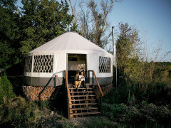 Cặp đôi dựng lều yurt tìm cuộc sống yên bình giữa thiên nhiên