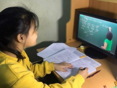 Dạy – học trực tuyến bậc tiểu học: Khó cho cả học sinh và phụ huynh