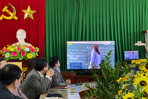 Trải nghiệm phòng học thông minh hỗ trợ chuyển đổi số việc dạy học đầu tiên tại Nam Định