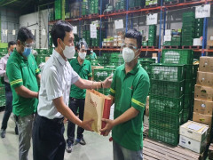 Lãnh đạo Saigon Co.op thăm và tặng quà động viên người lao động Trung tâm phân phối thực phẩm tươi sống tại Bình Dương