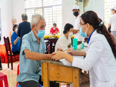 Nutrilite cùng Hội Chữ thập đỏ TP.HCM khám bệnh miễn phí và trao quà cho 250 người dân