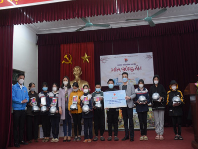 Chiến dịch tình nguyện mùa Đông ấm tặng quà học sinh tại Sóc Sơn