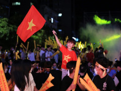 Hàng nghìn CĐV đổ về phố đi bộ tiếp sức cho U23 Việt Nam