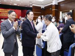 Chủ tịch Quốc hội gặp mặt kiều bào, cộng đồng doanh nghiệp Việt Nam tại Lào