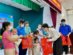 Đoàn khối các cơ quan tỉnh Đồng Nai tặng quà  cho trẻ em có hoàn cảnh khó khăn trong bệnh viện