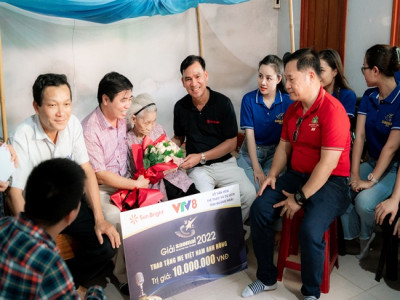 Các thí sinh Sao Mai 2022 khu vực miền Trung - Tây Nguyên thăm Mẹ Việt Nam anh hùng