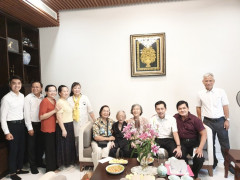 Ban lãnh đạo Saigon Co.op chúc mừng đồng chí Phạm Thị Vũ nhận Huy hiệu 75 năm tuổi Đảng