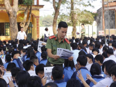 Đoàn thanh niên Công an tỉnh Hưng Yên phối hợp với trường THPT Hồng Bàng tuyên truyền Luật An ninh mạng