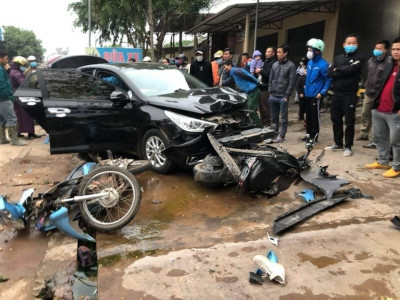 Video quay khoảnh khắc ô tô tông liên hoàn xe máy điện và xe máy khiến 5 người nhập viện tại Bắc Giang
