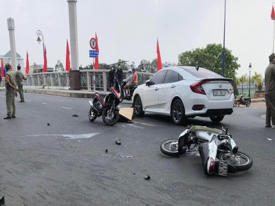 Video: 2 xe máy tông nhau kinh hoàng, 1 người bị ô tô Honda Civic cán tử vong tại Long An