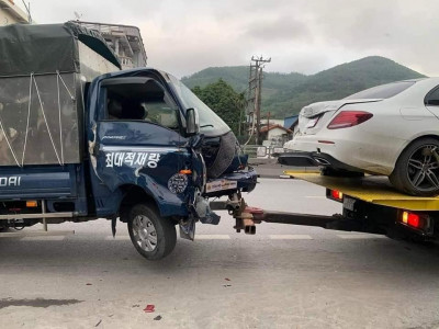 Video quay khoảnh khắc xe tải tông thẳng vào đuôi ô tô con Mercedes-Benz đang đỗ tại Quảng Ninh