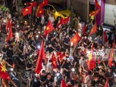 Vỡ òa trong niềm vui vô địch SEA Games 2022, người dân Thủ đô tràn ra đường ăn mừng
