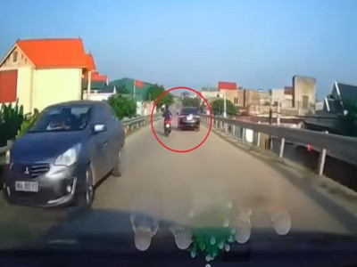 Video: Nghi là đuổi theo ô tô để đưa điện thoại, 