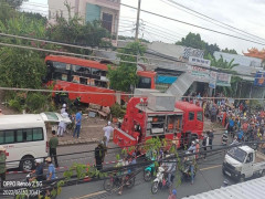 Video quay khoảnh khắc xe khách Phương Trang lao vào quán cà phê ven đường khiến 4 người thương vong