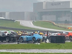Video: Cơn mưa bất chợt khiến hàng chục siêu xe triệu đô của Ferrari có nguy cơ hỏng nội thất