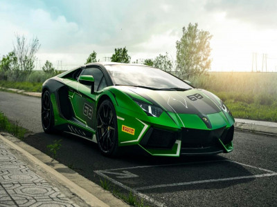 Màu xanh Verde Ithaca chưa đủ nổi bật, chủ xe quyết định cho Lamborghini Aventador mui trần thay bộ áo hiếu chiến