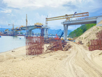 Hợp long cầu vượt biển thứ 2 ở Bình Định