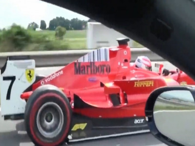 Chiếc xe đua Ferrari GP2 bí ẩn lại được phát hiện trên đường cao tốc ở Cộng hòa Séc