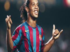 VIDEO: Huyền thoại Ronaldinho vẽ 'cầu vồng' tuyệt đẹp ở tuổi 42