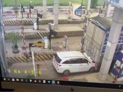 Video: Sau 18 lần trốn thu phí trót lọt, ô tô con Toyota Veloz Cross rúc đuôi xe tải khi định trốn lần nữa