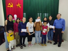 Trao quà khuyến học cho trẻ em khiếm thị quận Thanh Xuân