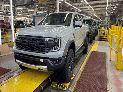 Xe bán tải Ford Ranger Raptor 2024 xuất xưởng với màu sơn xám Cactus Grey mới