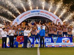 Phó Thủ tướng Lê Minh Khái trao cúp vô địch giải bóng đá Thanh Niên Sinh viên Việt Nam