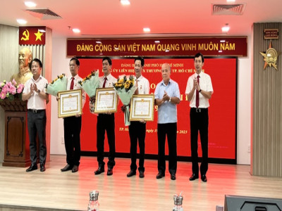 Đảng ủy Saigon Co.op trao tặng Huy hiệu 30 năm tuổi đảng cho 3 đảng viên