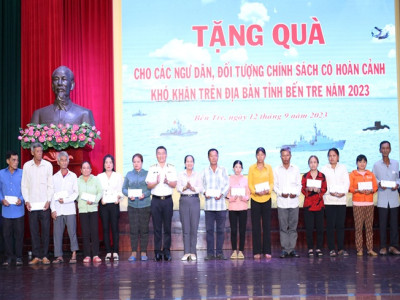 Tổng công ty Tân Cảng Sài Gòn nhận đỡ đầu con ngư dân tại Bến Tre