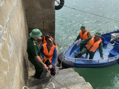 BĐBP Quảng Ninh cứu sống 3 ngư dân gặp nạn trên biển