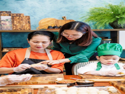 Mẹ chồng “quốc dân” Lan Hương vào bếp làm bánh Singpuff