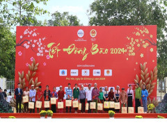 500 suất quà Tết được trao tặng đồng bào các dân tộc huyện Phù Yên (Sơn La) tại Chương trình “TẾT ĐỒNG BÀO 2024”