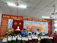 BV Lê Văn Thịnh: khám bệnh, cấp thuốc, tặng quà và trao học bổng tại huyện Cờ Đỏ