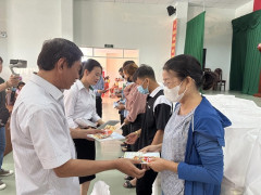 Bệnh viện Lê Văn Thinh đến Trung Tâm y tế huyện Cần Giờ thăm hỏi và tặng quà Tết cho bệnh nhân chạy thận