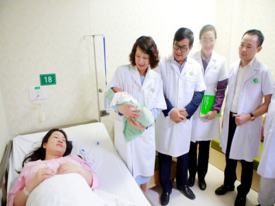 Lãnh đạo Bộ Y tế động viên y bác sĩ của Bệnh viện đã triển khai hơn 940 ca can thiệp bào thai