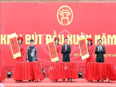 Chủ tịch nước khai bút đầu xuân tại Khu Lưu niệm Nguyễn Trãi