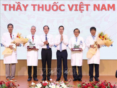 Ngày Thầy thuốc Việt Nam:  Chủ tịch nước Võ Văn Thưởng thăm, động viên y, bác sĩ Bệnh viện Nhi đồng 1