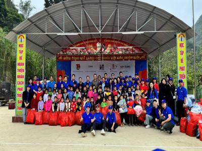 Trao tặng hơn 200 suất quà cho học sinh vùng cao Hà Giang