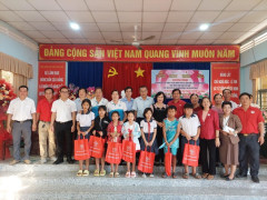 Bệnh viện Bình Tân: Khám bệnh, cấp thuốc miễn phí và tặng quà cho 300 người nghèo xã An Ninh Đông