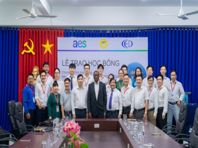 Sinh viên ĐH Phan Thiết, tỉnh Bình Thuận nhận học bổng  