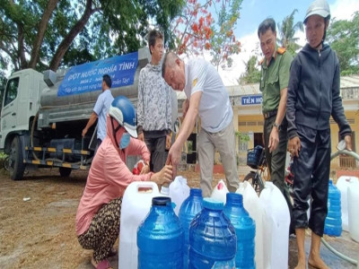 Những “Giọt nước nghĩa tình” làm mát lòng người dân vùng hạn mặn Bến Tre, Tiền Giang