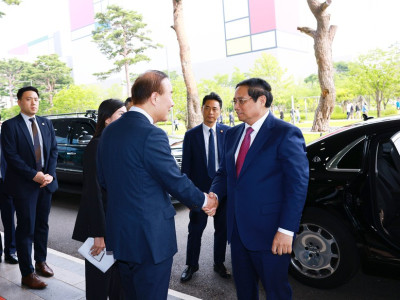 Thủ tướng Phạm Minh Chính thăm tổ hợp bán dẫn của Samsung