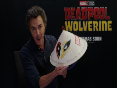 Đạo diễn bộ phim 'Deadpool và Wolverine' check-in với nón lá Việt Nam tại sự kiện ở Hàn Quốc